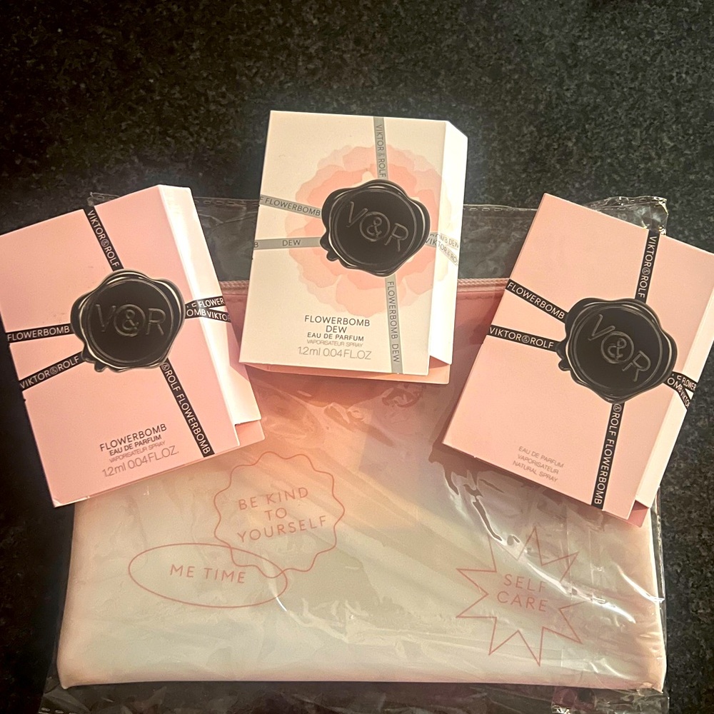 Three flowerbomb samples and small pouch final
Sale